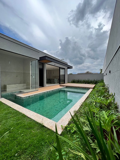 Condominio Alphaville – Casa Terrea diferenciada – 490 m2 – 3 suites – escritorio – piscina com sauna integrada – Codigo CS370